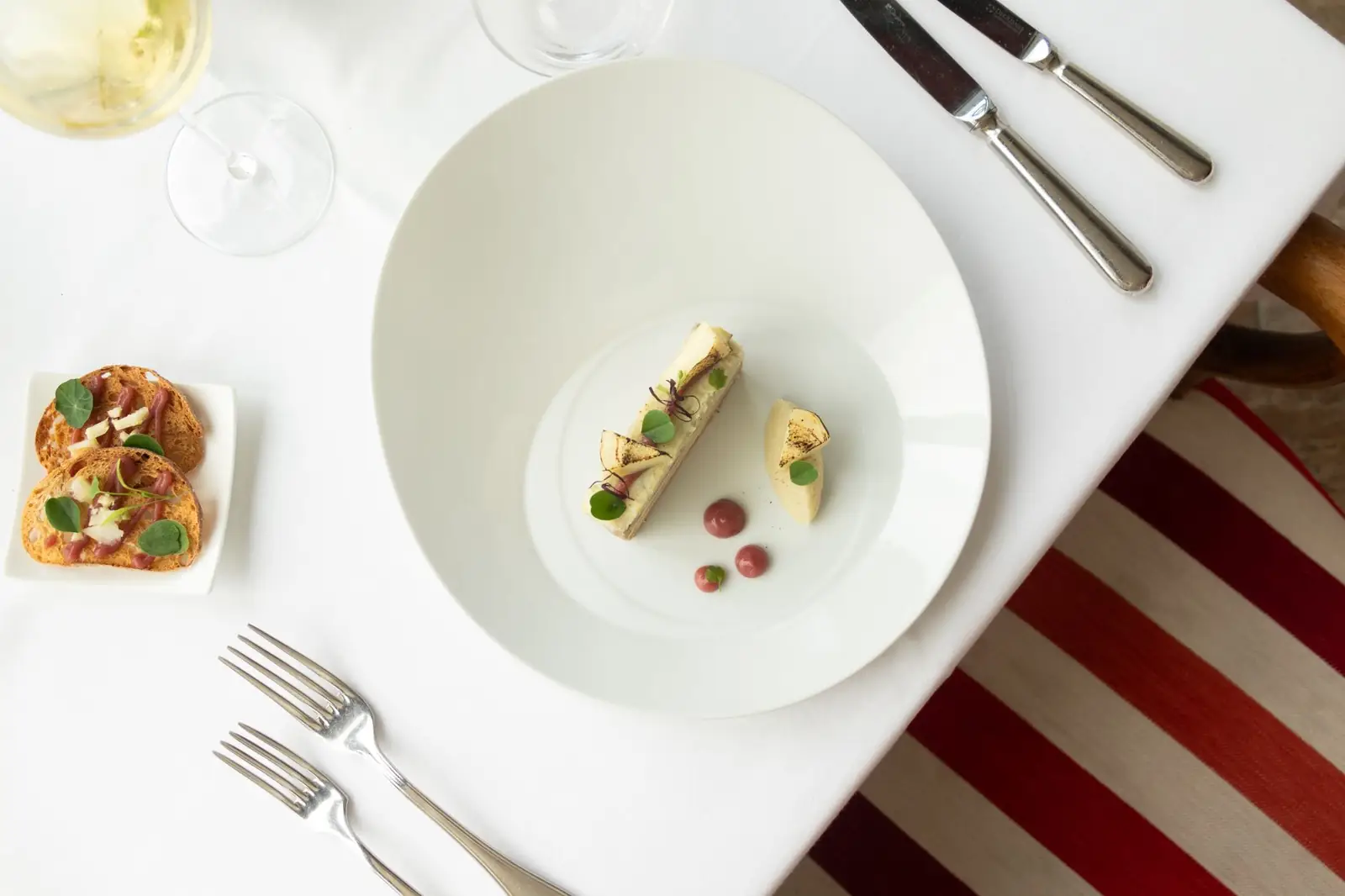 Fine dining at Velmorian Crestinn